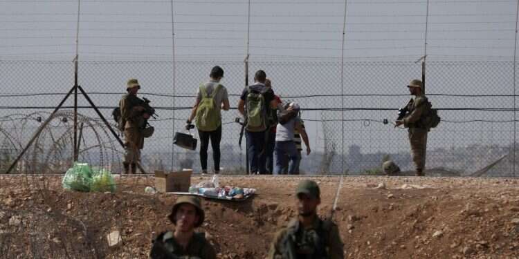 סריקות של כוחות הביטחון ביהודה ושומרון. צילום: EPA מהומות בבתי הכלא הביטחוניים, הסגר על יהודה ושומרון הוארך