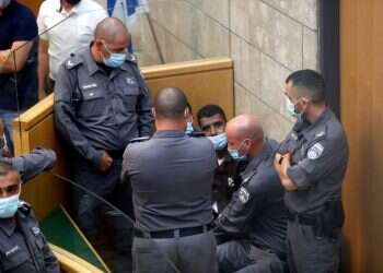 הוארך מעצרם של האסירים שנתפסו; נמשך המצוד אחר הנמלטים