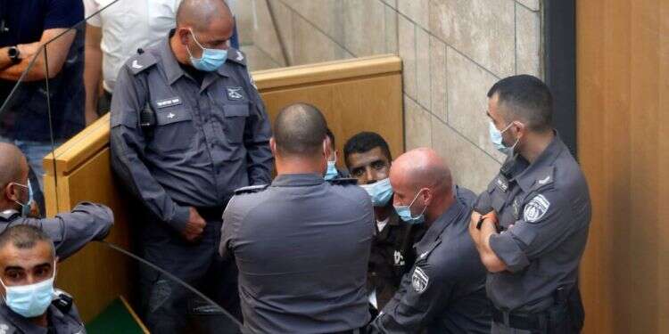 זכריה זביידי בדיון הארכת מעצר לאחר לכידתו. צילום: EPA הוארך מעצרם של האסירים שנתפסו; נמשך המצוד אחר הנמלטים