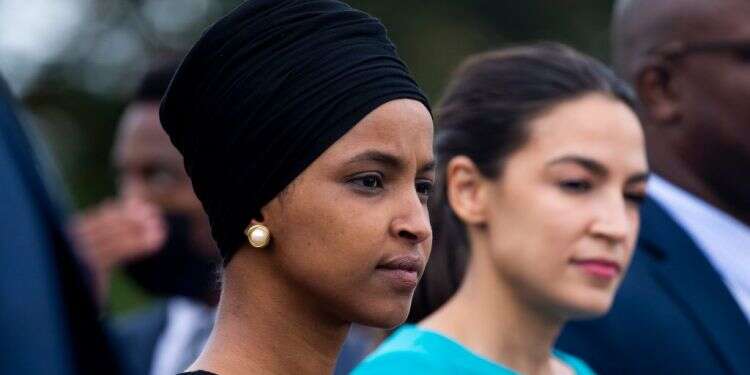 חברות הקונגרס הפרוגרסיביות אילהן עומאר ואלכסנדרה אוכסיו-קורטז. צילום: EPA בכיר בסביבת ראש הממשלה: "לא רגועים" מהקיצונים במפלגה הדמוקרטית