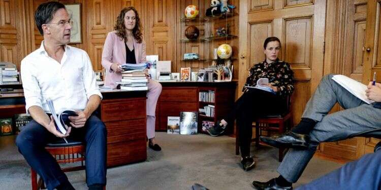 פחות אבל עוד גבוהים: ראש ממשלת הולנד היוצא מארק רוטה (משמאל) עם צוותו. צילום: EPA תעלומה: מדוע הצעירים ההולנדים נמוכים מהוריהם?