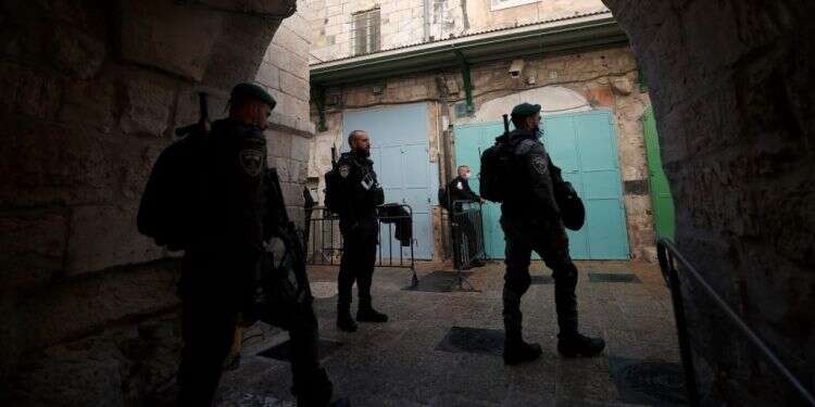 למצולמים אין קשר לכתבה. צילום: EPA שלוש גזרות, שלושה מחבלים מחוסלים: בוקר עמוס לכוחות הביטחון