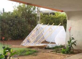 תושבי לוד לא מוותרים וחגגו ליד הסוכה שפורקה ונבנתה