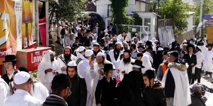 חסידים באומן, 2021. צילום: רויטרס אומן תשפ"ב: לא כמו פעם, אבל יותר מתשפ"א