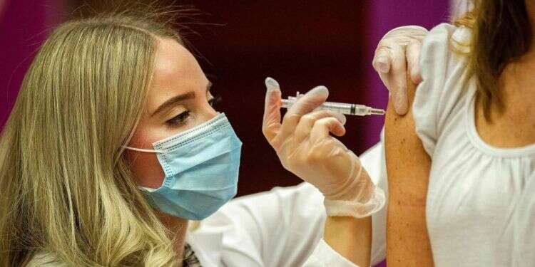 תחנת חיסונים נגד קורונה בארה שו"ת חיסון שלישי: כיצד החלטת ה-FDA משפיעה עלינו?