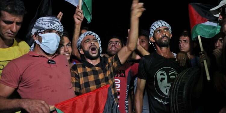 מתפרעים מול גדר רצועת עזה. צילום: AFP ההתחממות בדרום: המצרים ייפגשו עם סנוואר כדי למנוע הסלמה