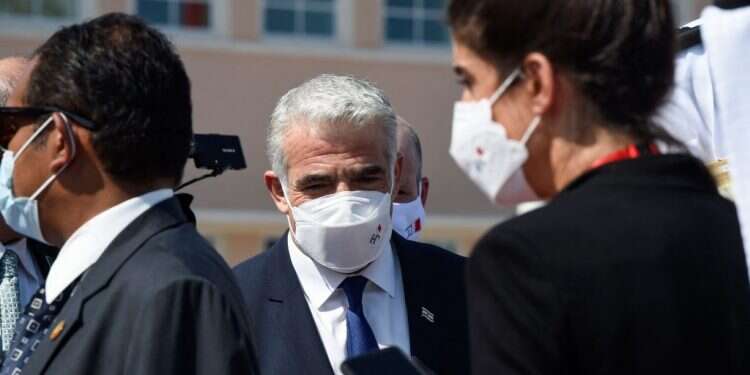 שר החוץ יאיר לפיד בשדה התעופה בבחריין. צילום: AFP לפיד בבחריין: "המאבק הגלובלי הוא בין מתונים לקיצוניים"