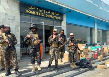 עשרות מערביים נמלטו מקאבול בטיסה הראשונה מאז היציאה האמריקנית