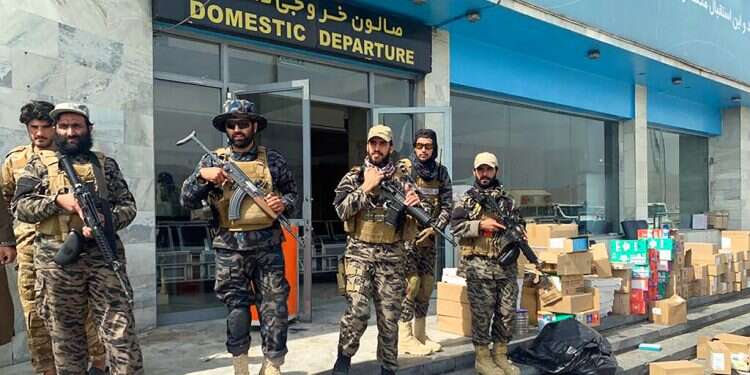 לוחמי טליבאן עומדים מחוץ לנמל התעופה הבינלאומי בקאבול לאחר היציאה האמריקנית. צילום: AP עשרות מערביים נמלטו מקאבול בטיסה הראשונה מאז היציאה האמריקנית