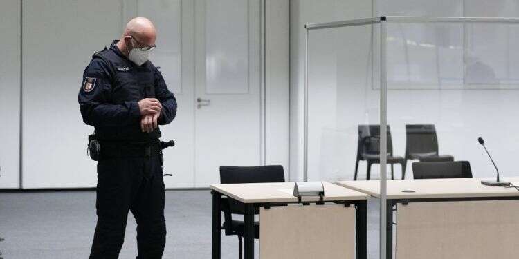 אולם בין המשפט בו היה אמור להיפתח משפטה של אימרגרד פורכנר. צילום: AP פושעת נאצית בת 96 נמלטה ונלכדה עם פתיחת משפטה