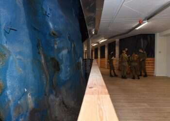 קיע סלע חשוף בבור, ועליו סימני מים וטחב צילום: דובר צה במעמקי האדמה: הצצה נדירה ל"בור", מרכז השליטה של פיקוד צפון