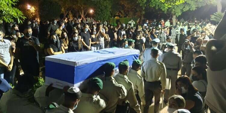 הלווייתו של הלוחם בראל חדריה-שמואלי, השבוע. צילום: גדעון מרקוביץ, באדיבות המשפחה "בראל הדביק אנשים בשמחה שלו בכדורגל ובמג"ב, ועכשיו הוא מחבר את כל העם"