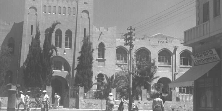 גימנסיה הרצליה. צילום: זולדן קלונד, לע הילדים במערכת החינוך הכללית כמעט אינם לומדים על המורשת שלהם