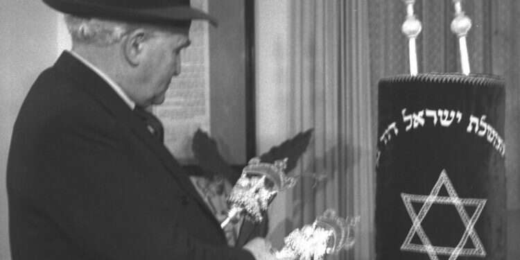 בן גוריון בוחן ספר תורה מתימן. צילום: דוד אלדן לע ההנחיות המקלות של הפרקליטות לתובעים במשפטי הנאשמים בפרעות