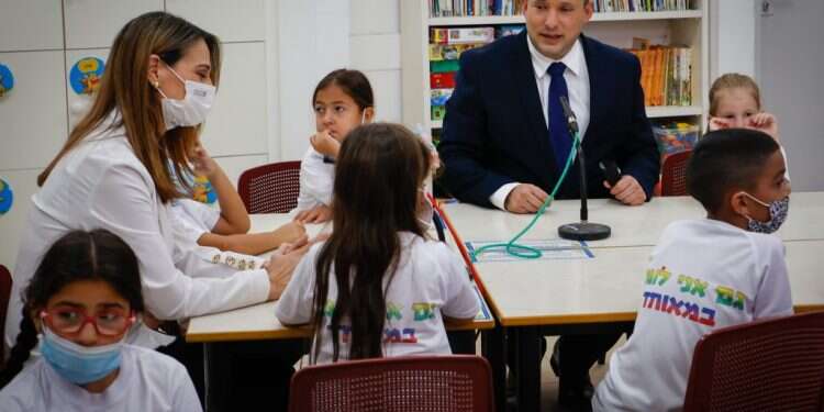 ראש הממשלה ושרת החינוך עם ילדי בית הספר בירוחם, ב־ 1 בספטמבר צילום: פלאש 90 ציון שלילי: הילדים הופקרו לקורונה