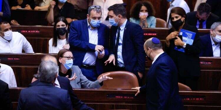 מליאת הכנסת בדיון על התקציב צילום: אוליבייה פיטוסי - פלאש 90 תקציב המדינה החדש "שמן וזהיר": פנסיית הנשים שופרה, רפורמת הביצים נדחתה