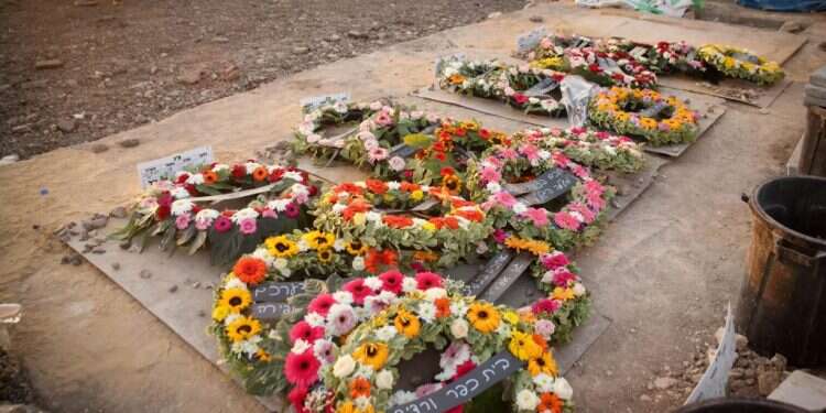 חלקת הקבר המשותפת. צילום: דוד כהן/פלאש90 תאונת האוטובוס בגליל: האב הפצוע יצא מכלל סכנה, והתבשר שכל בני משפחתו נהרגו