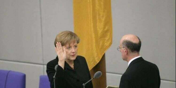 מרקל בהשבעתה לקנצלרית גרמניה, 2005 צילום: גטי אימג'ס "היא ניסתה": סיכום העידן של הקנצלרית היוצאת אנגלה מרקל