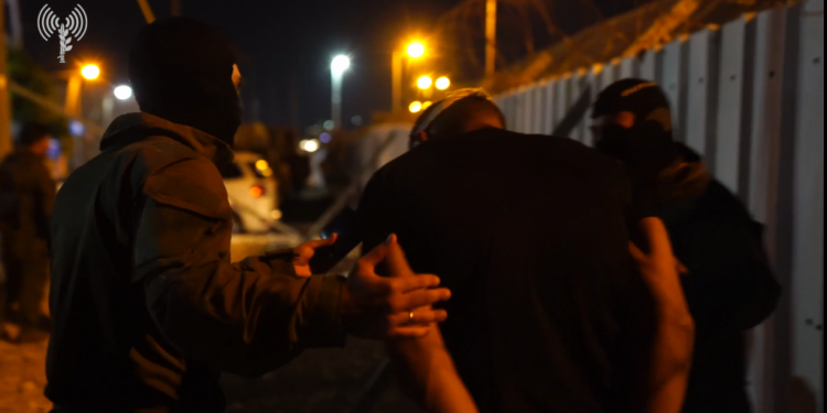 אחד האסירים הנמלטים שנעצרו הלילה. צילום: דובר צה מודיעין והונאה: כך נעצרו שני הנמלטים האחרונים מכלא גלבוע