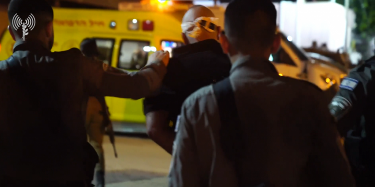 אחד האסירים הנמלטים שנעצרו הלילה. צילום: דובר צה גם אחרי לכידתם, בריחת המחבלים מצטיירת לפלסטינים כניצחון