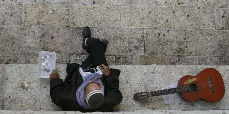 מטבע הדברים הייתי משוכנעת שמדובר ברבי מאיר בכבודו ובעצמו. מקבץ נדבות בעיר העתיקה בירושלים. צילום: נתי שוחט - פלאש 90אורלי גולדקלנג ותשובה טובה ותפילה שקטה וצדקה כנה מעבירין את רוע הגזרה