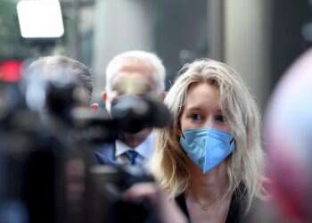 נפתח משפטה של אליזבת הולמס, כוכבת עמק הסיליקון שהואשמה בהונאת ענק