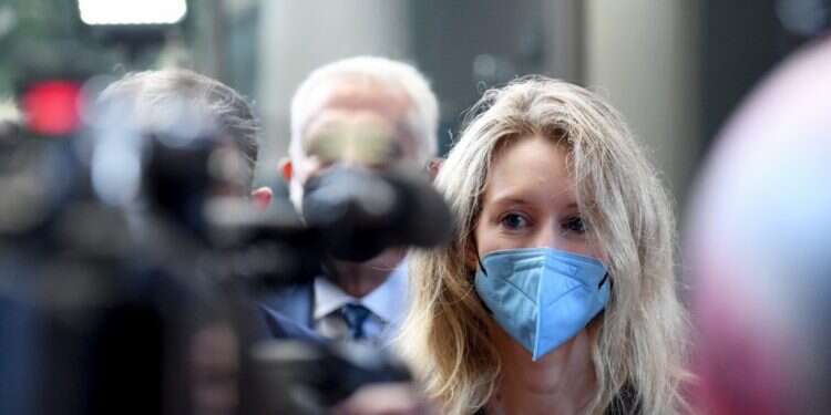 אליזבת הולמס מחוץ לבית המשפט. צילום: AP נפתח משפטה של אליזבת הולמס, כוכבת עמק הסיליקון שהואשמה בהונאת ענק