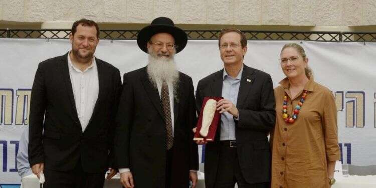 נשיא המדינה יצחק (בוז'י) הרצוג בביקורו בהר ברכה. צילום: אליחי מנחם הרצוג ביקר בשומרון ועורר עליו זעם משמאל