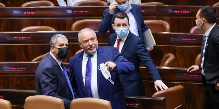 חברי הקואליציה בהצבעה על חוק ההסדרים, היום. צילום: דוברות הכנסת, נועם מושקוביץ הישג לקואליציה: חוק ההסדרים עבר בקריאה ראשונה