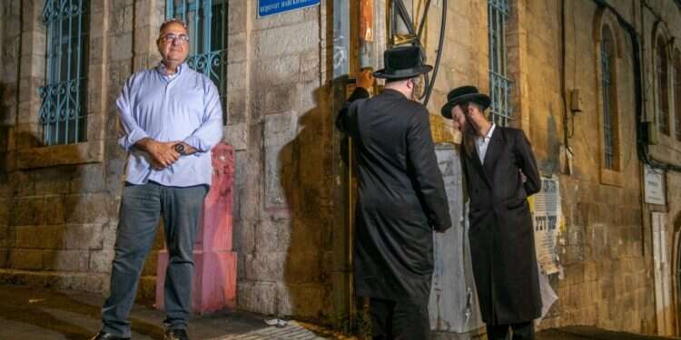 קצין ביום, מדריך ירושלמי בלילה. צילום: יוסי אלוני קצין סיור: בין סמטאות ירושלים והוראות שנכתבו בדם