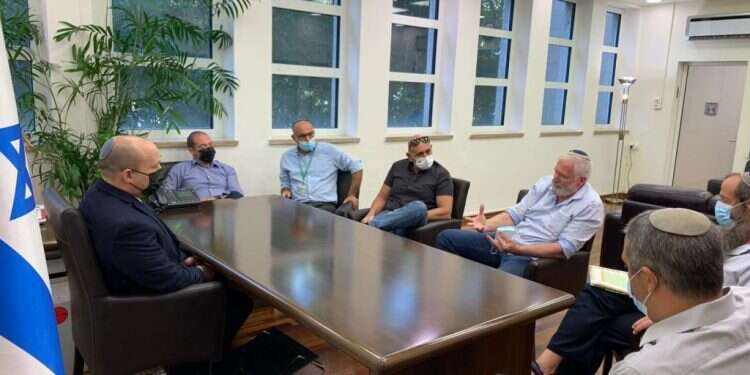 בנט בפגישה עם ראשי מועצת יש בנט בפגישה עם מועצת יש"ע: לא תהיה הקפאת בנייה