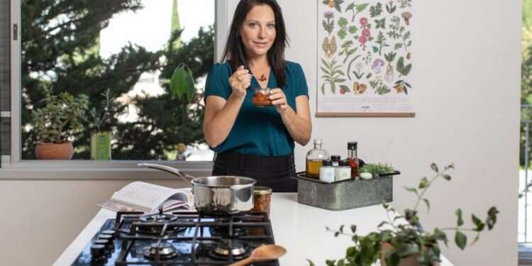 אפרת אנזל. צילום: אבישג שאר ישוב משמע אני קיימת: "קיימות בעיניי היא אחריות אישית, לאכול היום ולדאוג למחר"