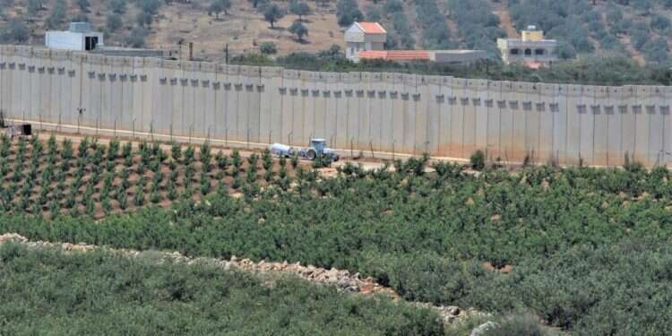 גדר הגבול עם לבנון. צילום: אייל מרגולין, ג'יני בין אדם לאדמה: זמן לבחון מחדש את עצם הקשר