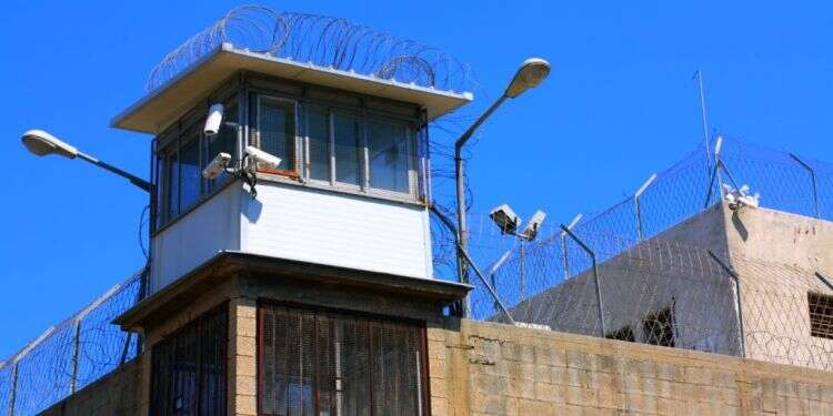 בית כלא. צילום שאטרסטוק שלוש שנות מאסר בלבד לתושב הצפון שהצית מבני דת