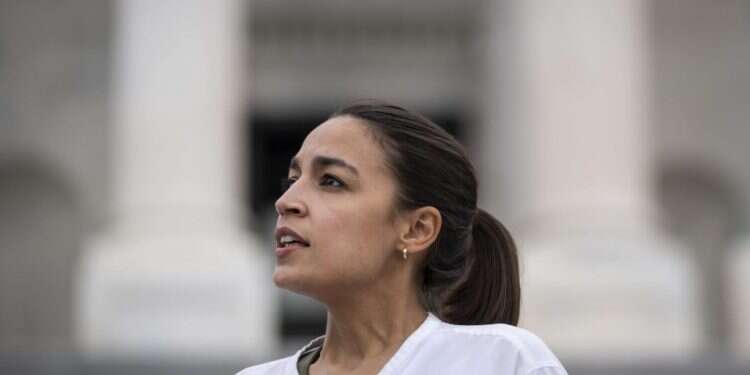 אלכסנדריה אוקסיו־קורטז. צילום: AFP אוקסיו-קורטז דורשת: להפסיק סיוע לישראל בשל "הפגזת אזרחים פלסטינים"