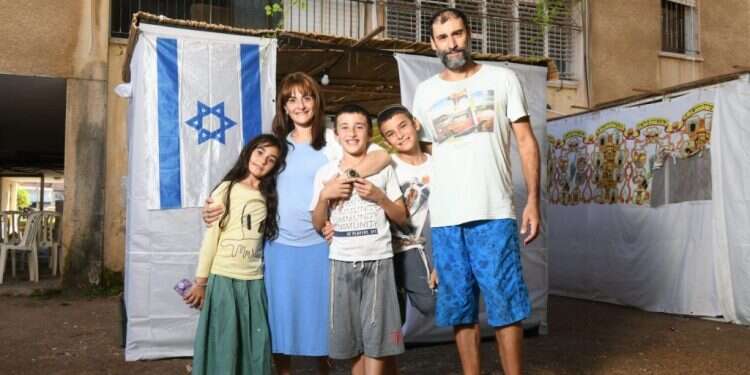 החג מתקרב: סוכה ראשונה בישראל, וסוכות במדינות האסלאם