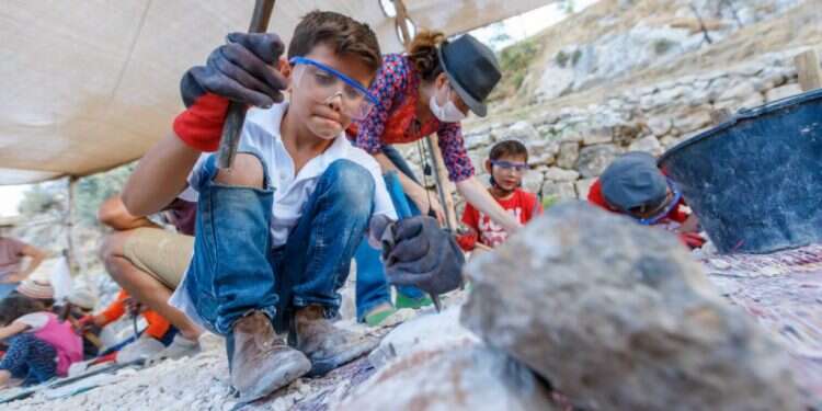 פעילות סיתות בעיר דוד. צילום: אליהו ינאי באפס מאמץ: פעילויות חול המועד לכל המשפחה!