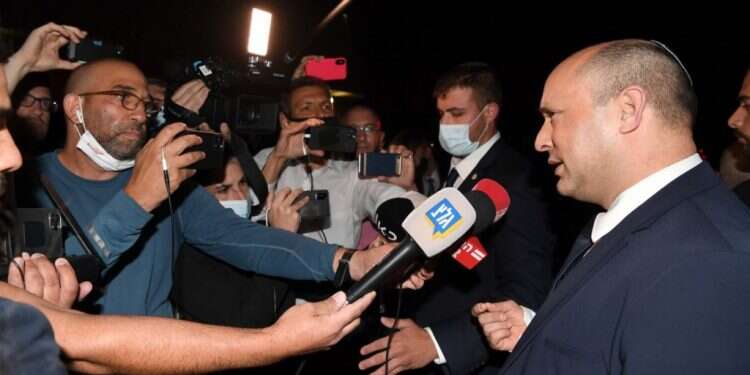 בנט: "מכבד את המומחים, אבל הטלת מגבלות אינה מדיניות הממשלה"