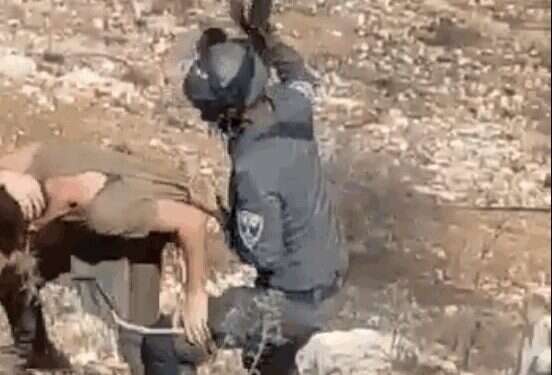 פינוי אלים ביצהר: נער כבל עצמו למתקן ברזל, שוטר הכה פעיל באמצעות נשקו