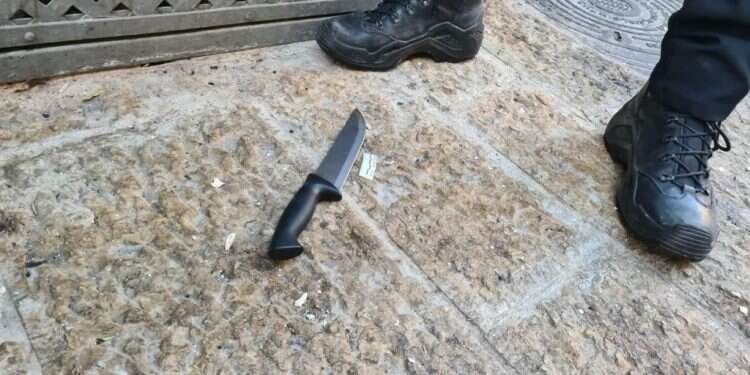 הסכין איתה בוצע נסיון הפיגוע הבוקר. צילום: דוברות המשטרה סוכל ניסיון פיגוע דקירת שוטרים בהר הבית; מחבלת נוטרלה