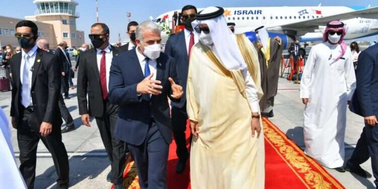 שר החוץ יאיר לפיד נוחת בבחריין. צילום: שלומי אמסלם, לע״מ ביקור רשמי ראשון: לפיד נחת בבחריין