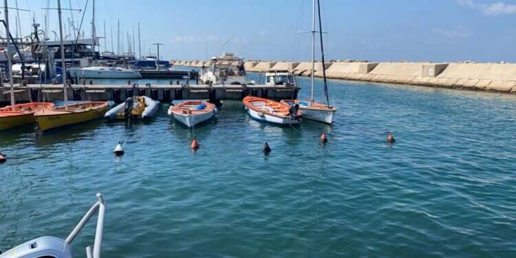 האזור בו נמצא הטיל בנמל יפו. צילום: דוברות המשטרה האזור הימי נמל יפו נסגר בעקבות איתור טיל במים