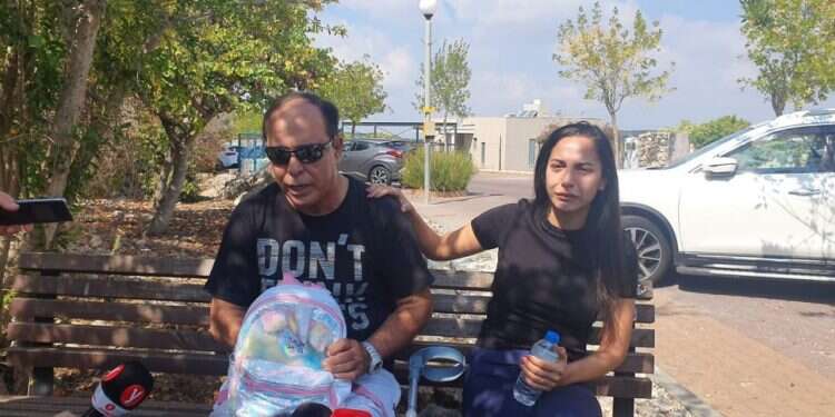 שמעון ובר זינו, כשהוא אוחז בתיק של הנכד שנספה בתאונה. צילום: יאיר קראוס האב והסב הכואב: "איך אפשר לקבור ארבעה פרחים?"