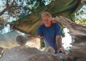 "אני פסל ארכיאולוגי. אני כותב ומפסל בסלע כדי להנציח את הדור שלנו"