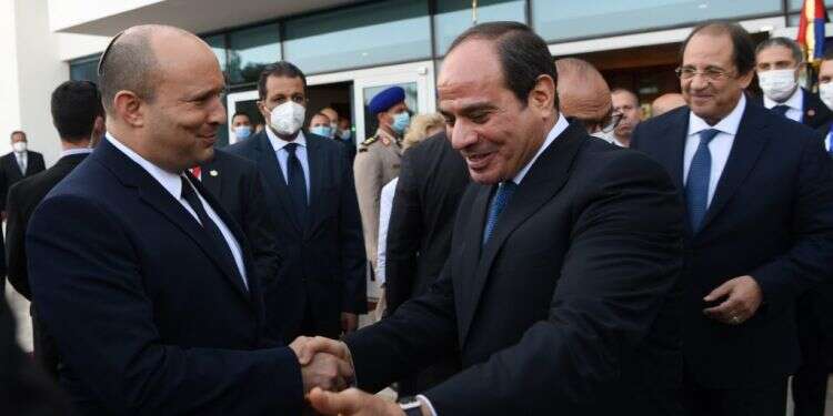 ראש הממשלה ונשיא מצרים בשארם א-שייח', השבוע. צילום: קובי גדעון, לע אחרי בנט וא־סיסי: משלחת המודיעין המצרי תיפגש עם סנוואר בשבוע הבא