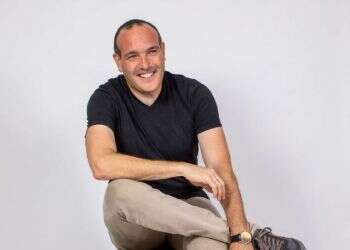 שי אברמסון: "תנו לי מכונת קפה טובה עם מאפה על אי בודד, ואני מסודר"