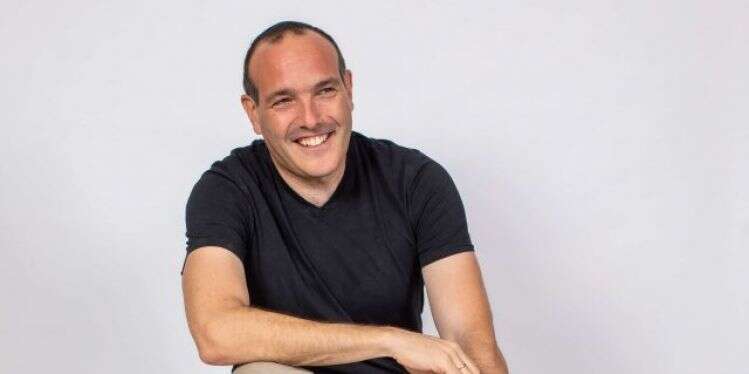 שי אברמסון. צילום: אריק סולטן שי אברמסון: "תנו לי מכונת קפה טובה עם מאפה על אי בודד, ואני מסודר"