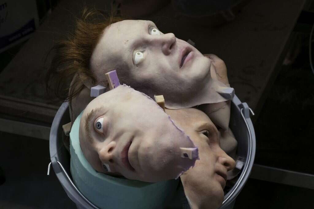 פני אדם עשויים סיליקון במעבדת