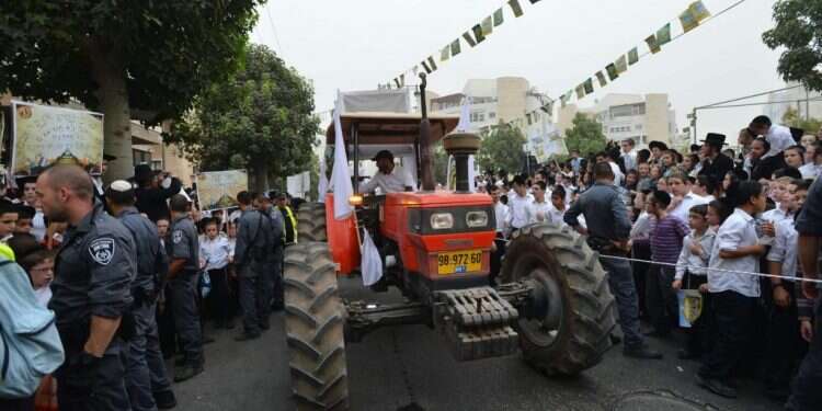 תהלוכה לכבוד החקלאים ששמרו שמיטה, בני ברק 2015. צילום: יוסי זליגר מחקלאים לצרכנים: הסיפור הלא מוכר של השמיטה במגזר החרדי
