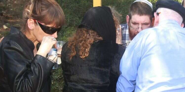 משפחת לבנת בהלוויה של בן יוסף הי ביהמ"ש הצבאי לערעורים  זיכה את המחבל שירה על בן יוסף לבנת הי"ד מעבירת רצח